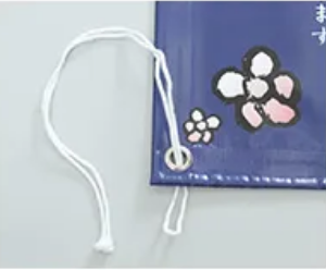 同梱のロープに横断幕を取り付ける方法 step03