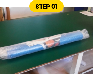 梱包 STEP01 筒状に丸め、緩衝材で包みます。